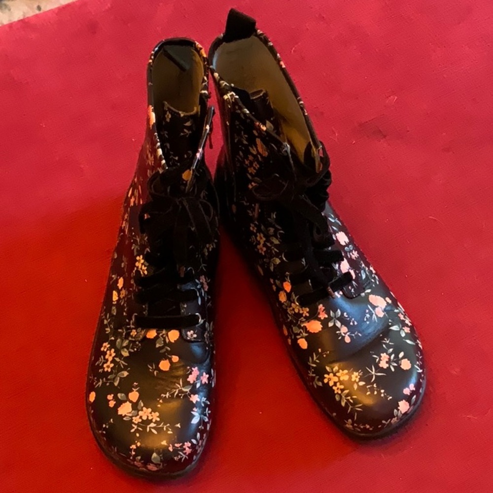 Beautiful floral Alegria boots just in time for fall and winter size 41(91/2-10)